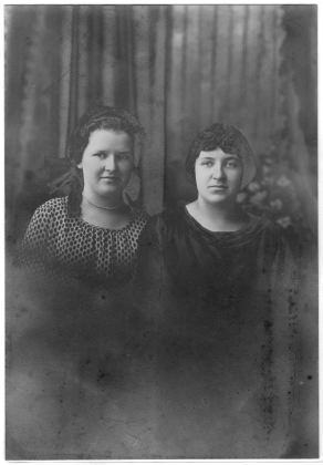 Esther and Dorothy Smith, daus. Pliny and Lottie G. Smith. Esther b. 1911, d. 1970. D-2-05